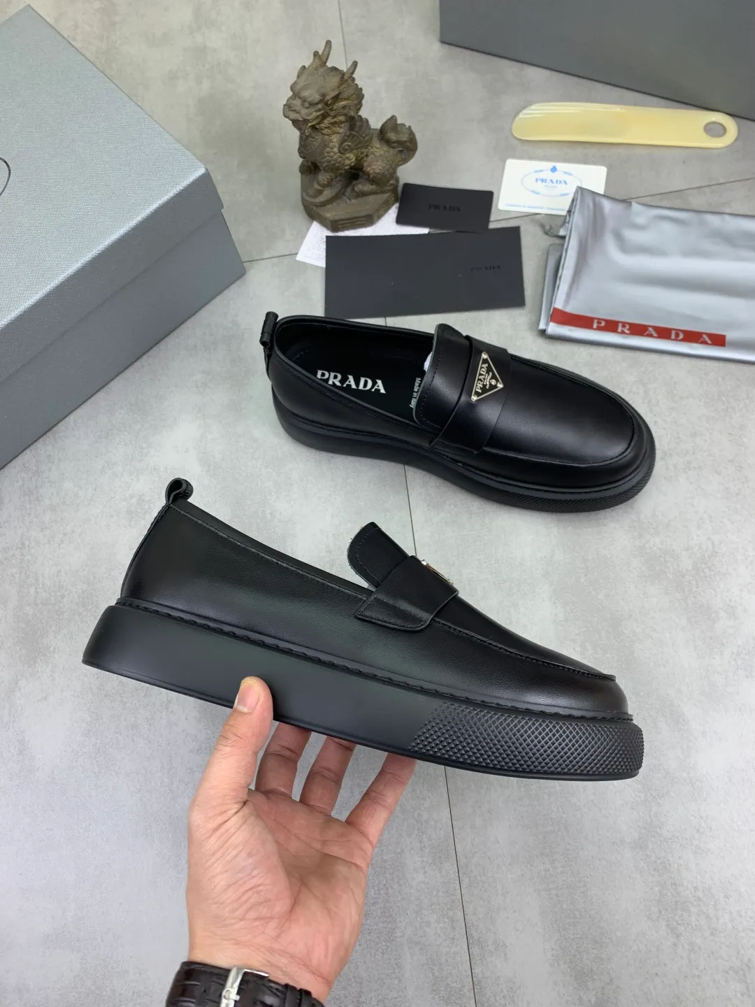 Men's Men's Shoes 💰P560 💰【New Style】 The latest model of high-quality PRADA classic men's shoes has been launched on the official website in 1:1 copy, synchronized in Hong Kong and on the same catwalk; all made of calfskin➕imported cowhide lining, 🍡🍡original rubber outsole, non-slip and wear-resistant; comfortable on the feet, attractive style, fine workmanship, and simple and neat shoe lasts, showing the courage and toughness of men, 👍sizes 38 to 44 (45 can be customized) black and white Blue color🉑️choose